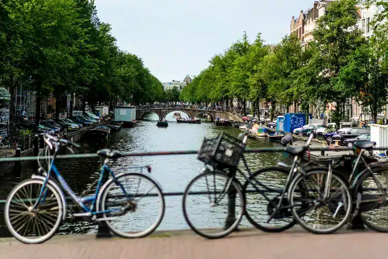 A relação única de Amsterdã com a bicicleta